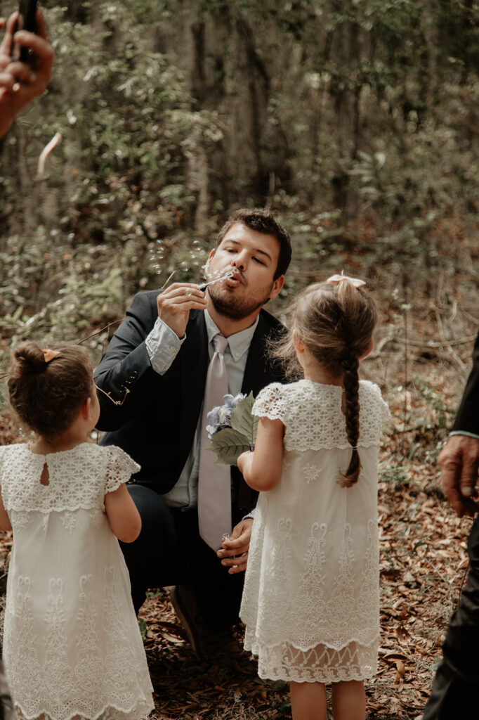 elopement guest and kids blowing bubbles 